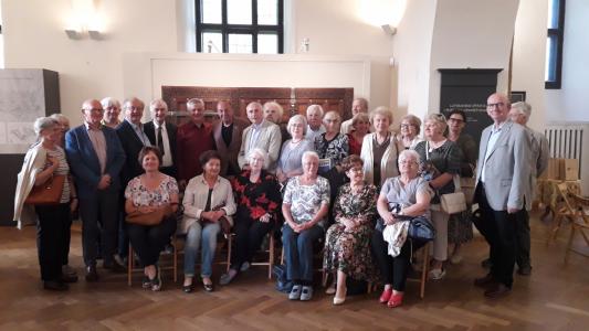 Wspólne zdjęcie uczestników spotkania  członków i sympatyków Warmińsko – Mazurskiego Klubu SA UMK w Sali Kopernikowskiej.